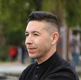 Adrian Brambila side hustle ideas from Adrian Brambila teaches you how to sell on Fiverr
